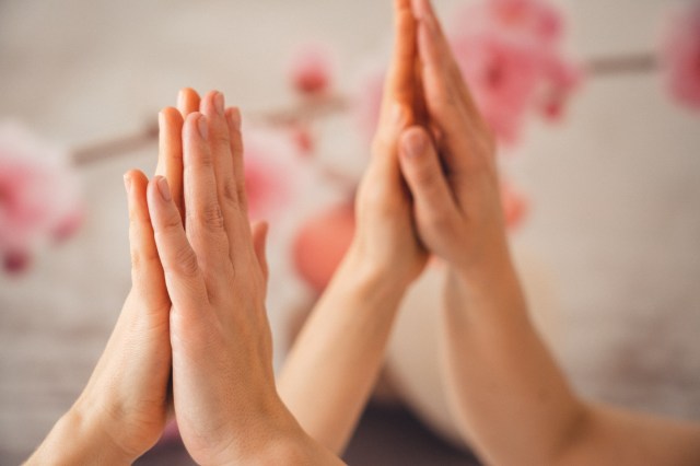 Zwei Hände aneinander gelegt