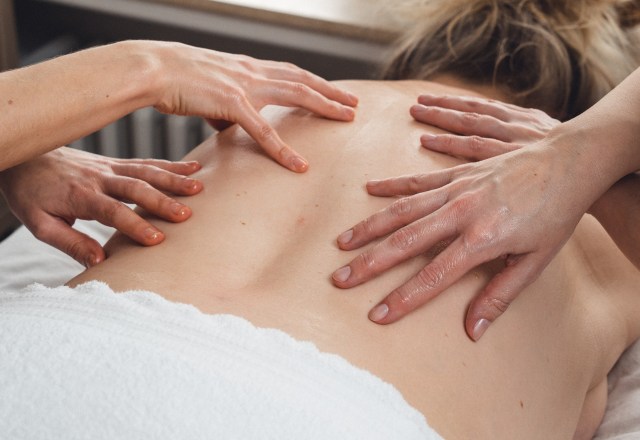 Vier massierende Hände