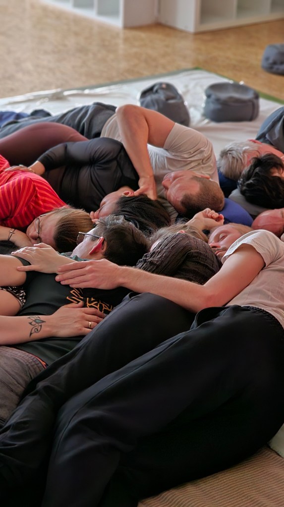 Kuschelnde Menschen liegen aneinander