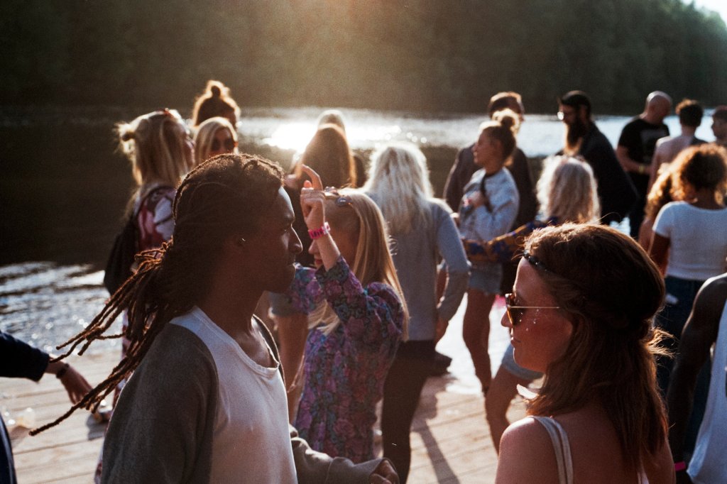 Menschen tanzen am Wasser